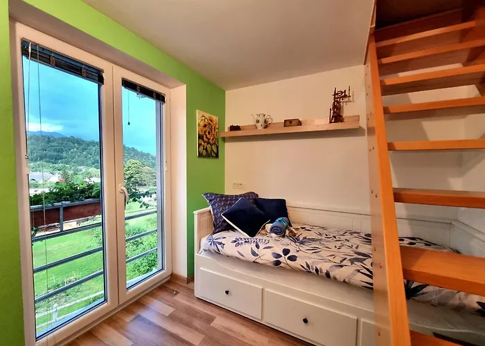 Gartnar Home -Hiska S Pridihom Domacnosti In Pogledom Na Hribe.