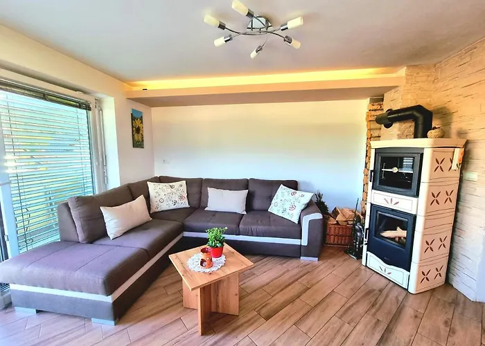 Gartnar Home -Hiska S Pridihom Domacnosti In Pogledom Na Hribe.
