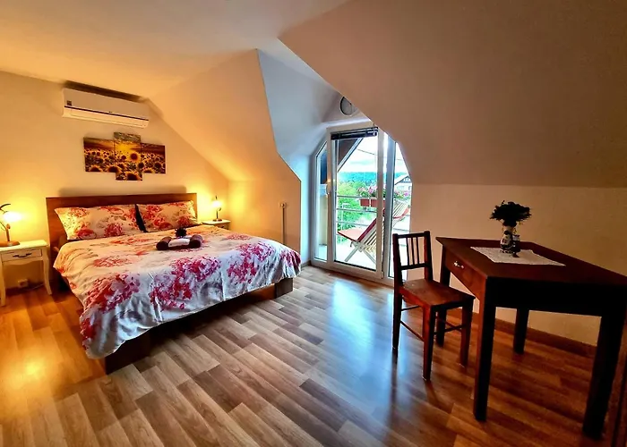 Gartnar Home -Hiska S Pridihom Domacnosti In Pogledom Na Hribe.