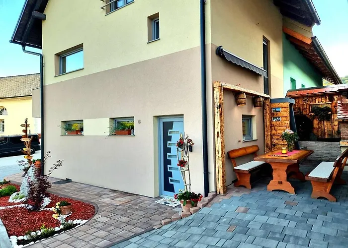 Gartnar Home -Hiska S Pridihom Domacnosti In Pogledom Na Hribe.