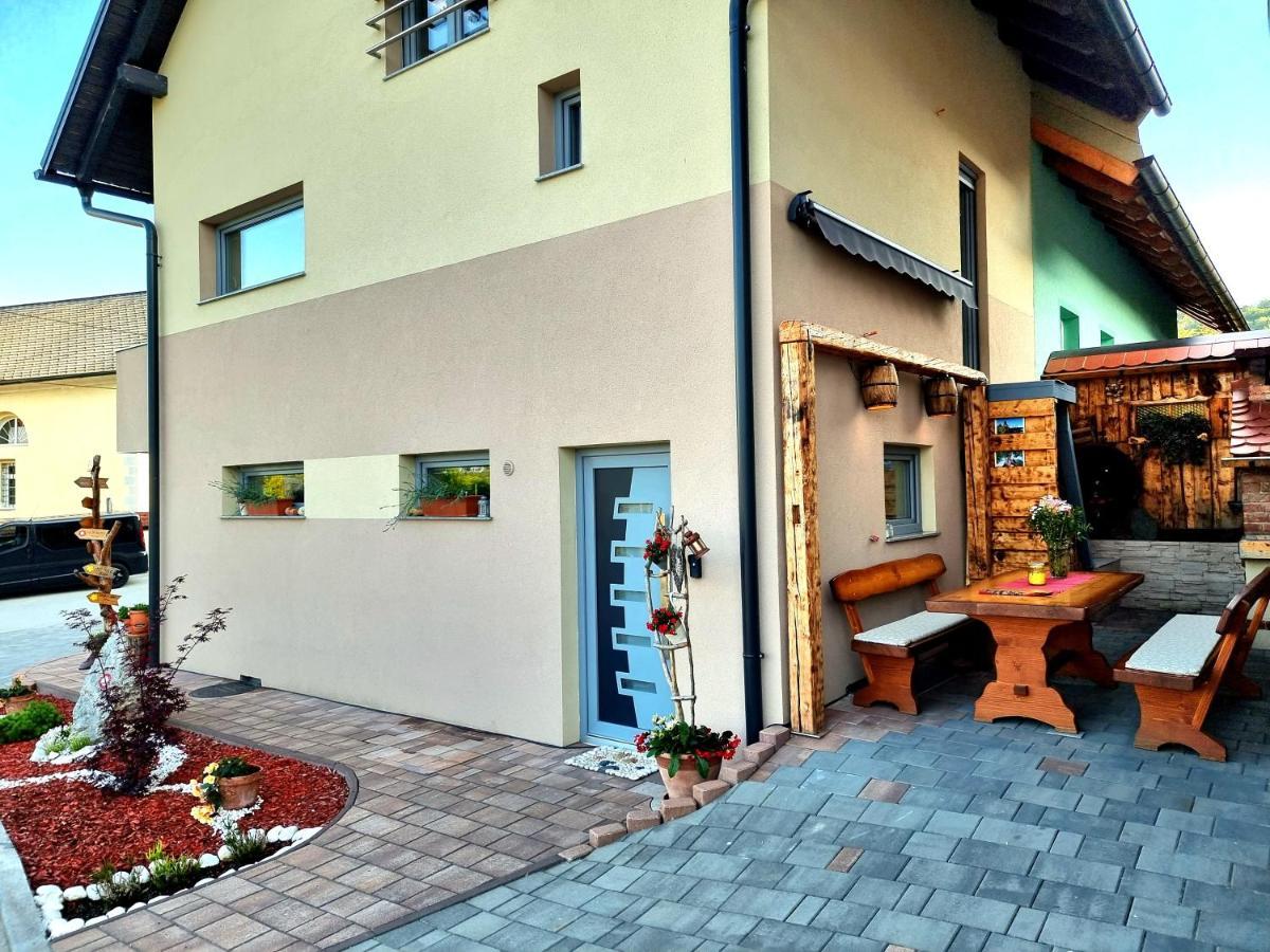 Gartnar -hiska S Pridihom Domacnosti In Pogledom Na Hribe. Radovljica